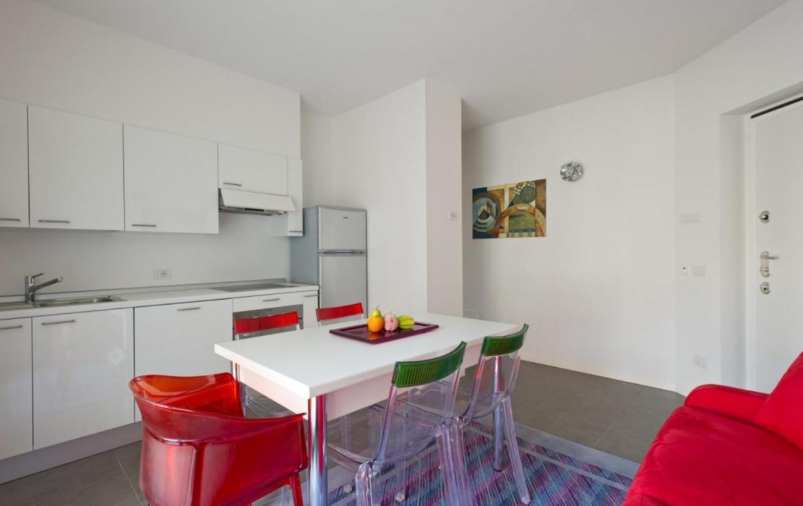 Modern Apartments Lake View With Pool Musso Buitenkant foto